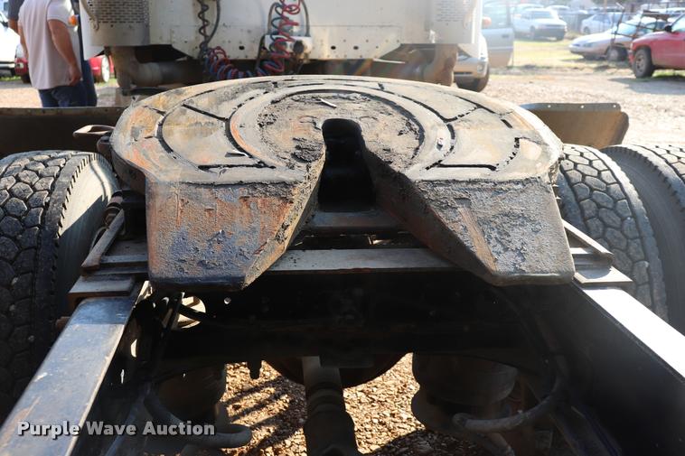 image for item DQ9262 2001 Freightliner C120 semi truck