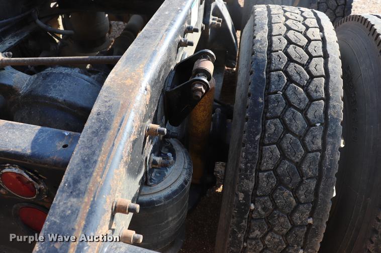 image for item DQ9262 2001 Freightliner C120 semi truck