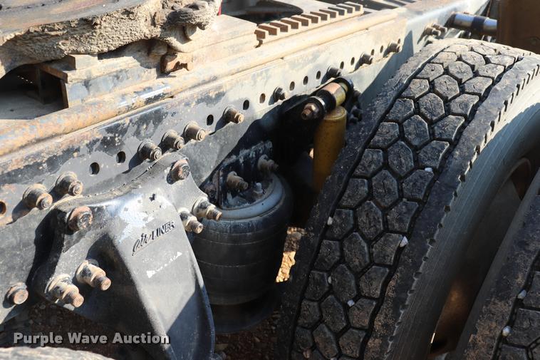 image for item DQ9262 2001 Freightliner C120 semi truck