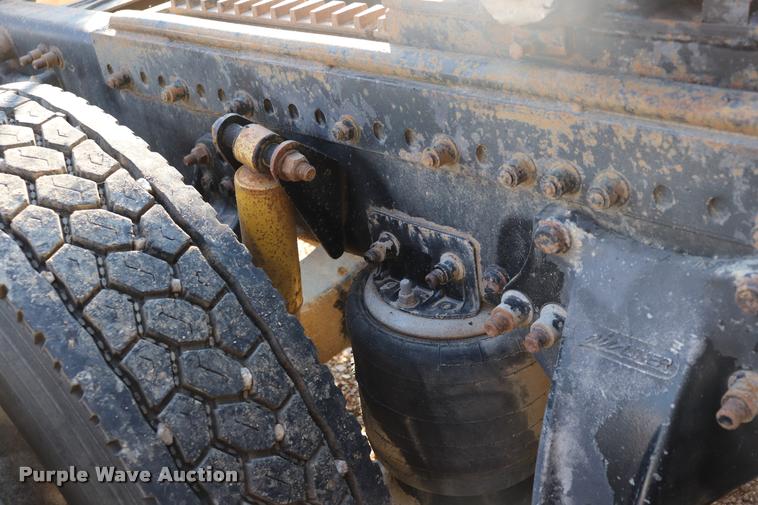 image for item DQ9262 2001 Freightliner C120 semi truck