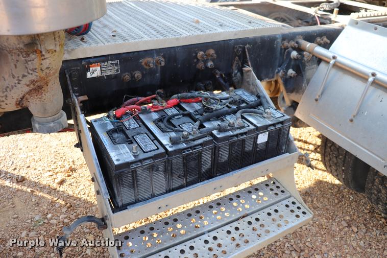 image for item DQ9262 2001 Freightliner C120 semi truck