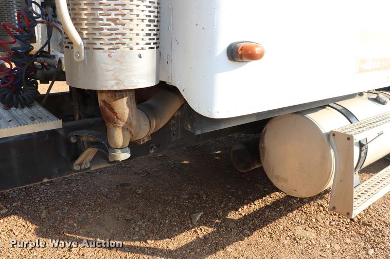 image for item DQ9262 2001 Freightliner C120 semi truck