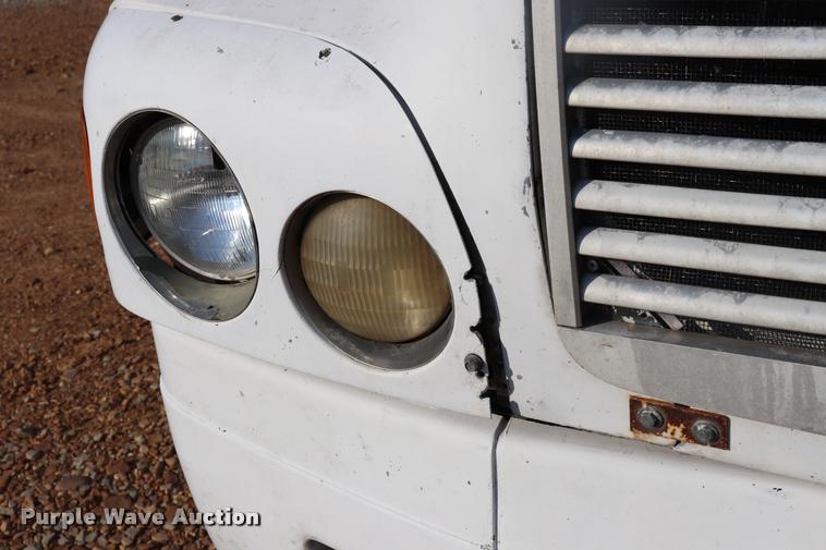 image for item DQ9262 2001 Freightliner C120 semi truck