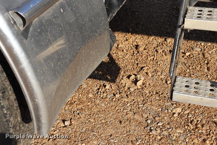 image for item DQ9262 2001 Freightliner C120 semi truck