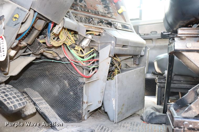 image for item DQ9262 2001 Freightliner C120 semi truck