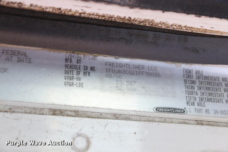 image for item DQ9262 2001 Freightliner C120 semi truck