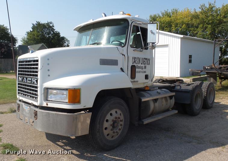image for item J5436 1999 Mack CH613 semi truck