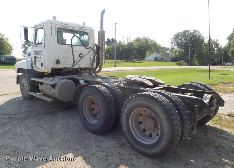 image for item J5436 1999 Mack CH613 semi truck