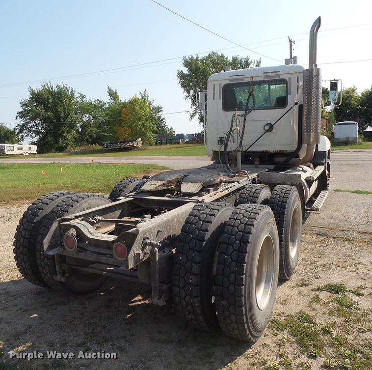 image for item J5436 1999 Mack CH613 semi truck