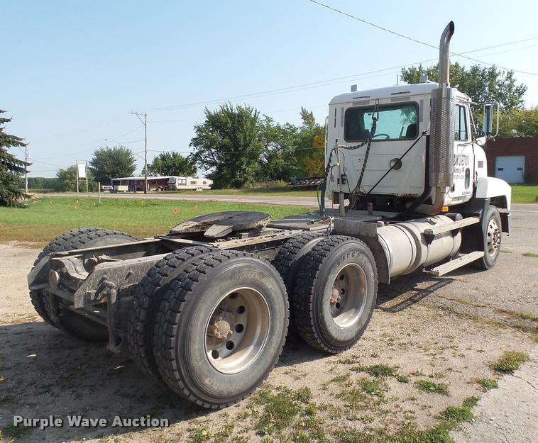 image for item J5436 1999 Mack CH613 semi truck