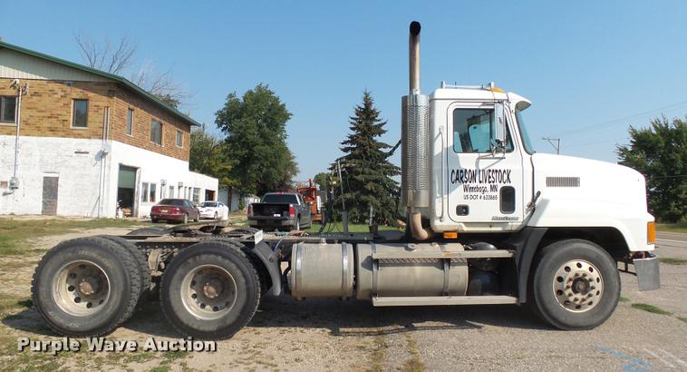 image for item J5436 1999 Mack CH613 semi truck