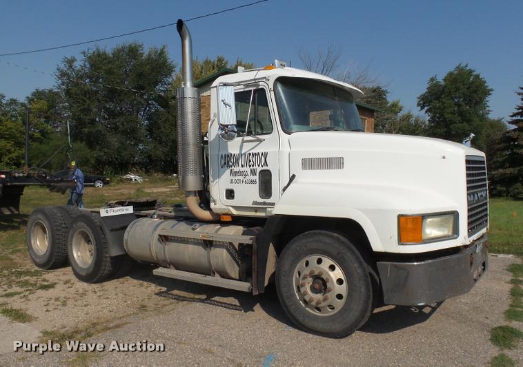 image for item J5436 1999 Mack CH613 semi truck