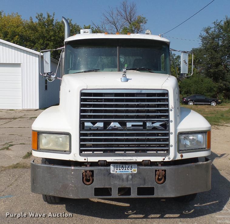 image for item J5436 1999 Mack CH613 semi truck