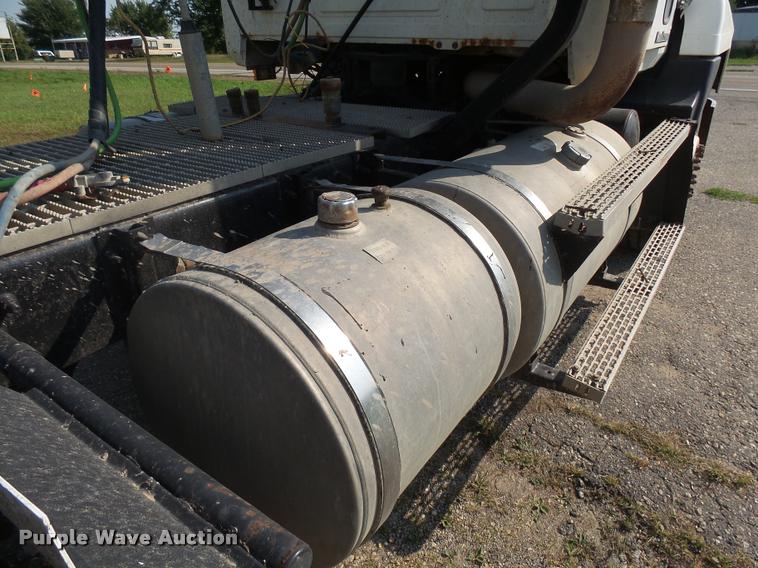 image for item J5436 1999 Mack CH613 semi truck