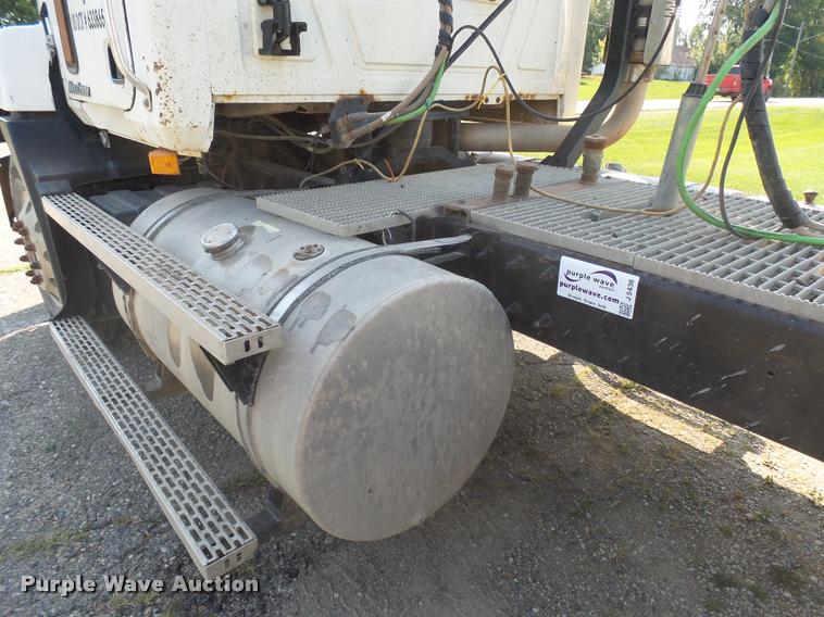 image for item J5436 1999 Mack CH613 semi truck