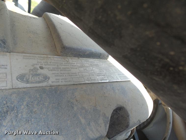 image for item J5436 1999 Mack CH613 semi truck