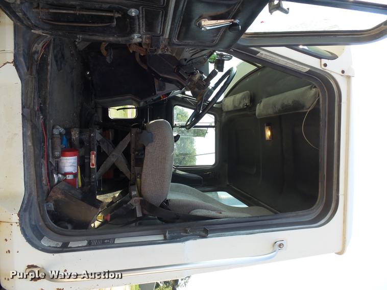 image for item J5436 1999 Mack CH613 semi truck