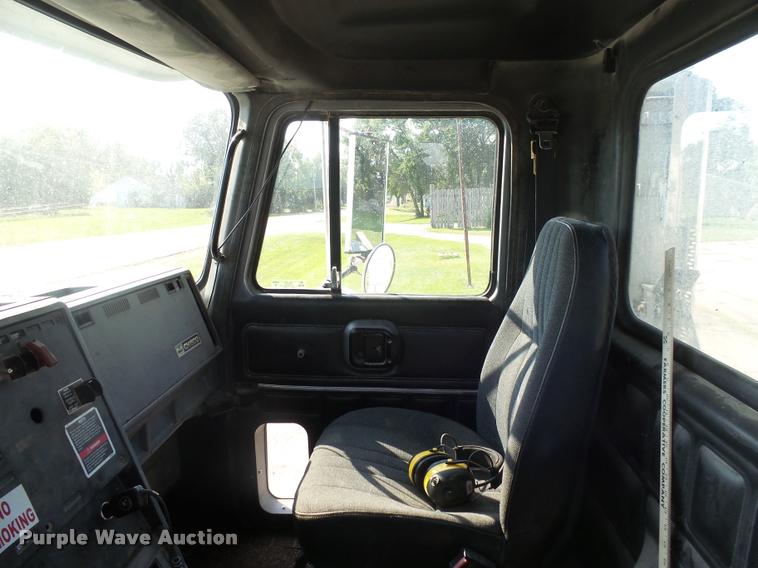 image for item J5436 1999 Mack CH613 semi truck