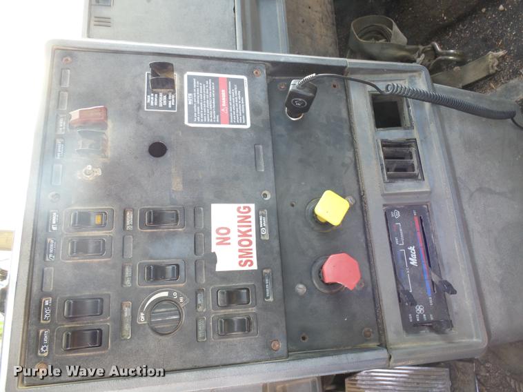 image for item J5436 1999 Mack CH613 semi truck