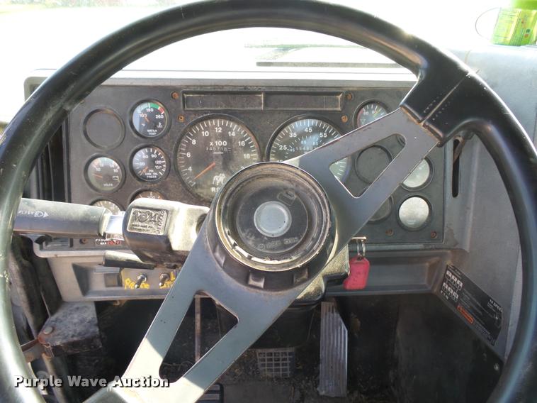 image for item J5436 1999 Mack CH613 semi truck