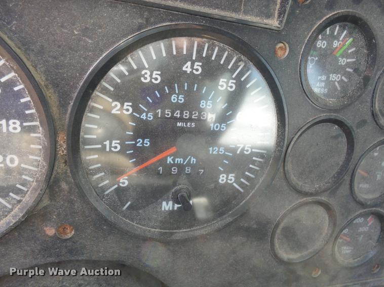 image for item J5436 1999 Mack CH613 semi truck
