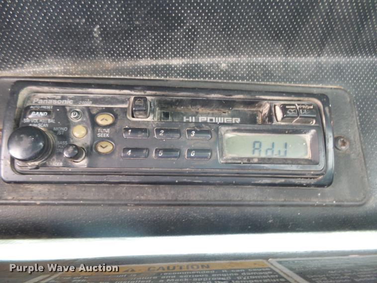 image for item J5436 1999 Mack CH613 semi truck