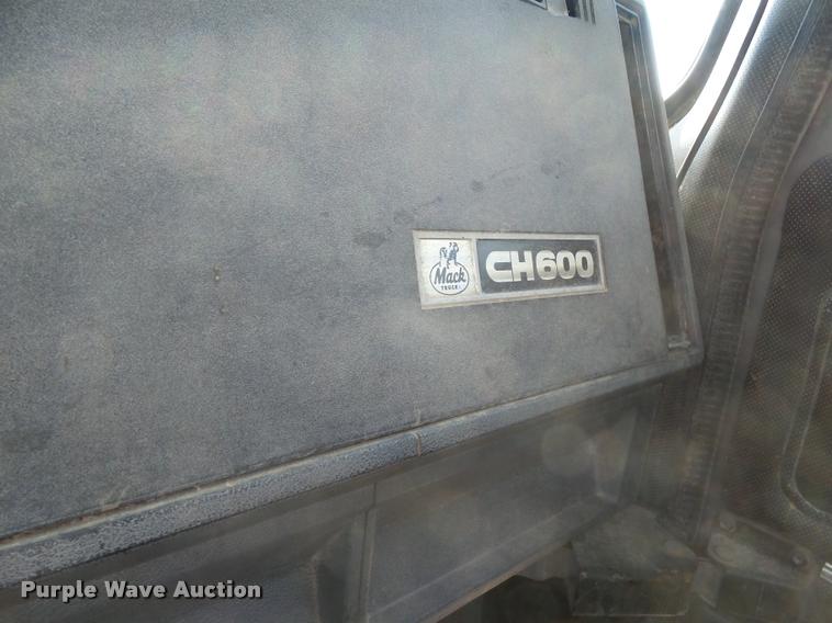 image for item J5436 1999 Mack CH613 semi truck