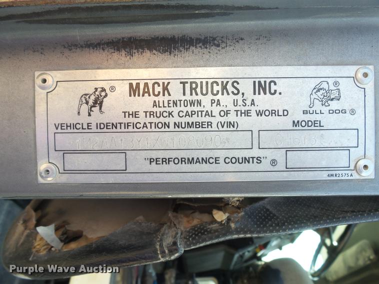 image for item J5436 1999 Mack CH613 semi truck