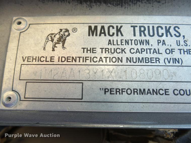 image for item J5436 1999 Mack CH613 semi truck