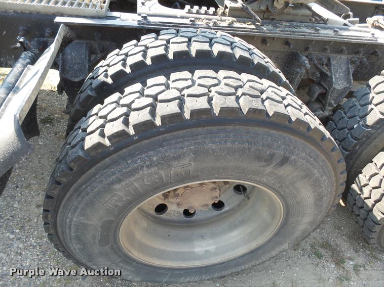 image for item J5436 1999 Mack CH613 semi truck