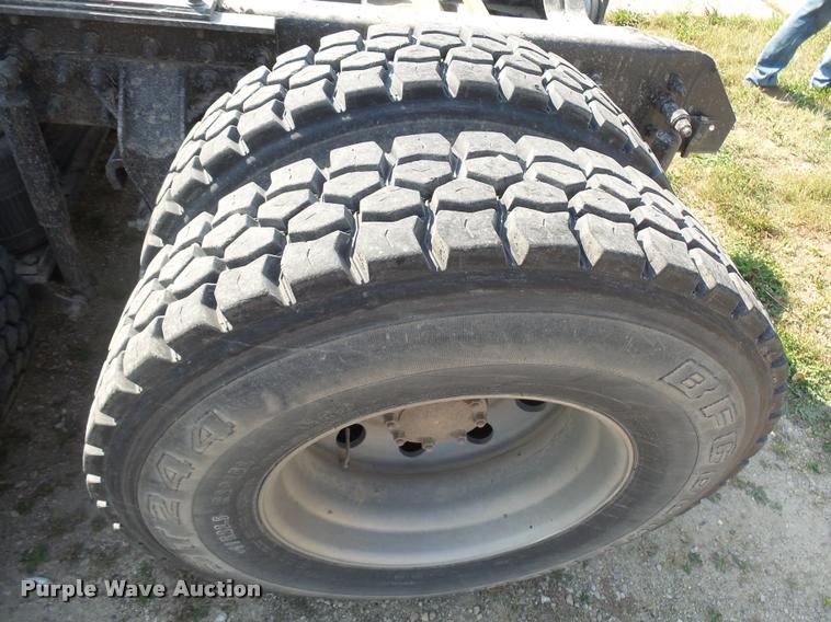 image for item J5436 1999 Mack CH613 semi truck