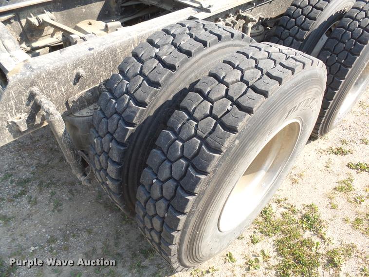 image for item J5436 1999 Mack CH613 semi truck