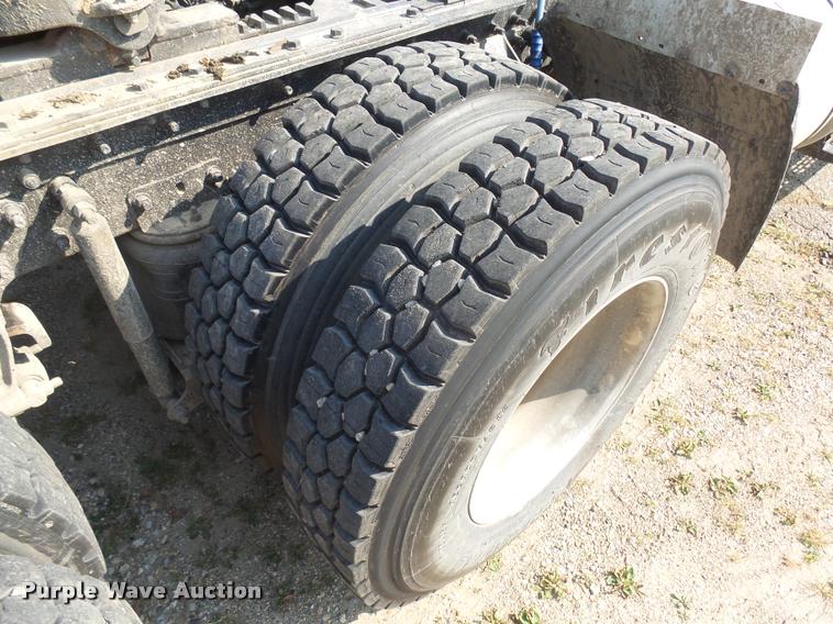 image for item J5436 1999 Mack CH613 semi truck