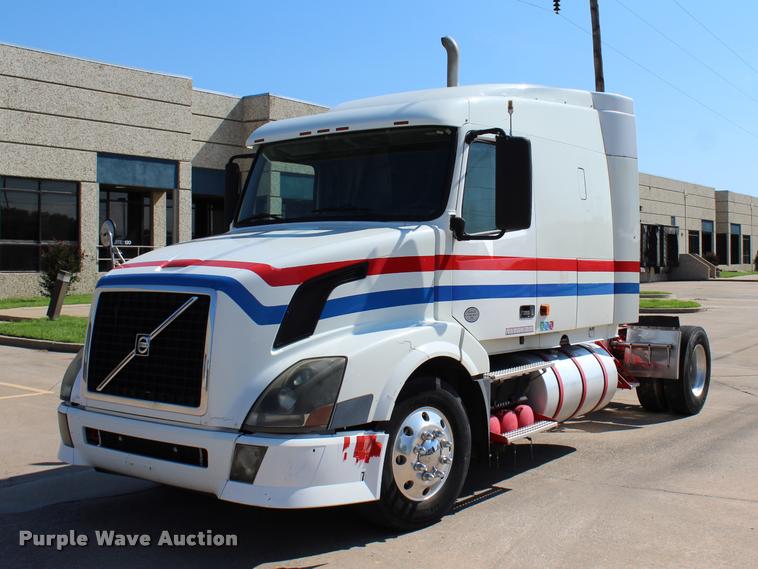 image for item L4450 2006 Volvo VNL semi truck