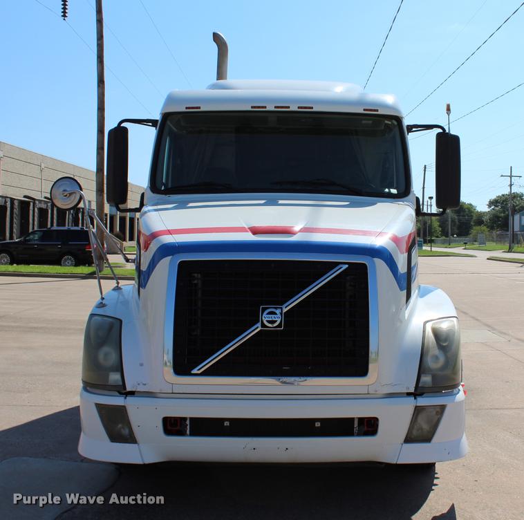 image for item L4450 2006 Volvo VNL semi truck