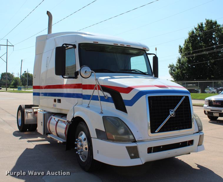 image for item L4450 2006 Volvo VNL semi truck