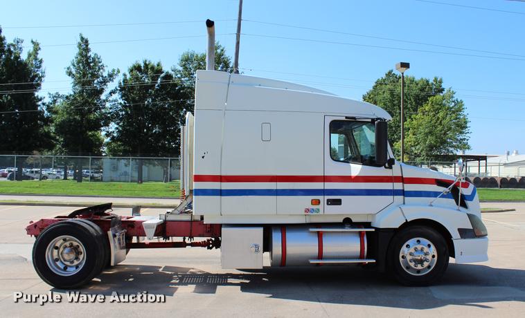 image for item L4450 2006 Volvo VNL semi truck