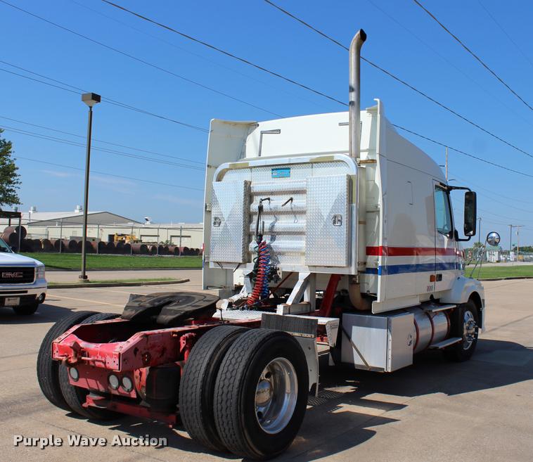 image for item L4450 2006 Volvo VNL semi truck