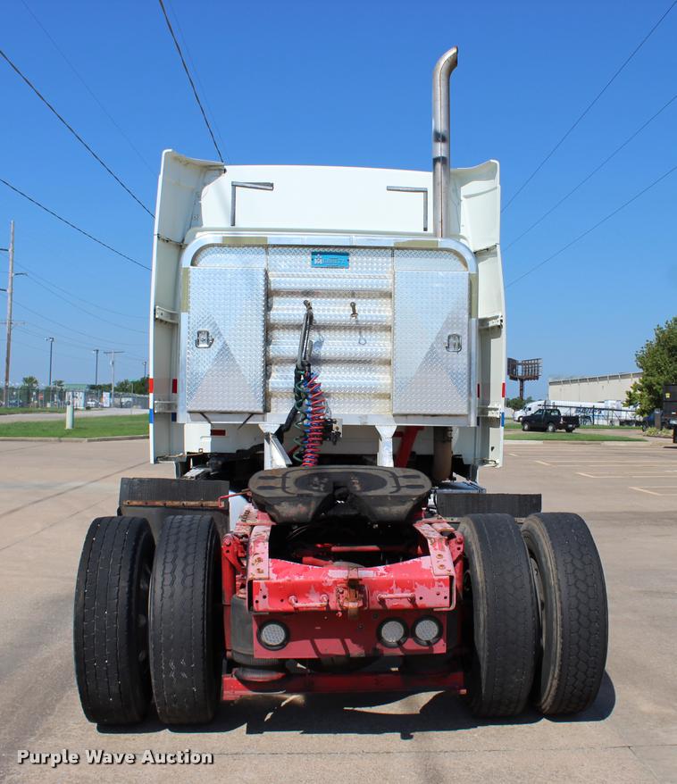 image for item L4450 2006 Volvo VNL semi truck