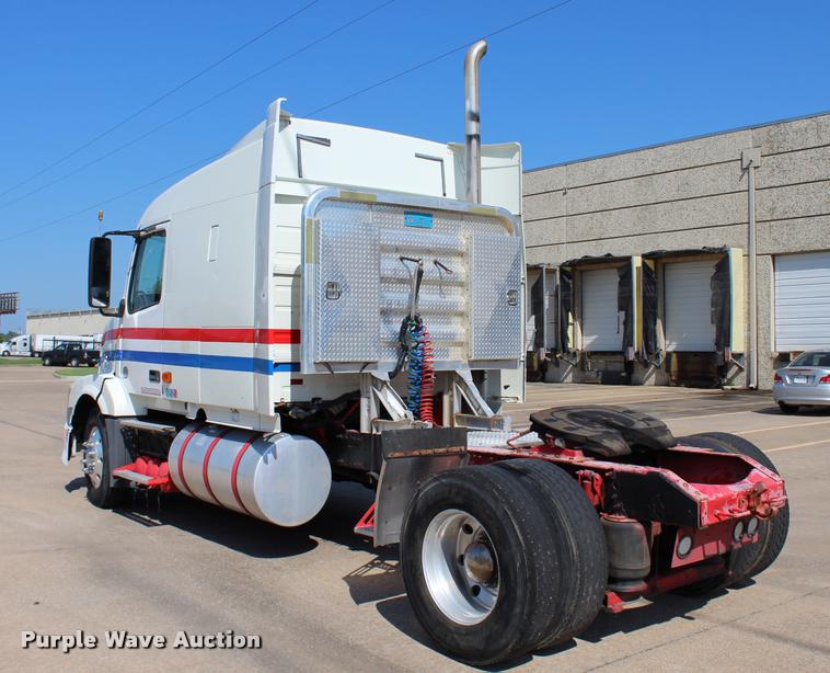 image for item L4450 2006 Volvo VNL semi truck