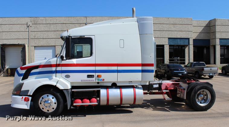 image for item L4450 2006 Volvo VNL semi truck