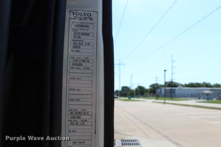 image for item L4450 2006 Volvo VNL semi truck