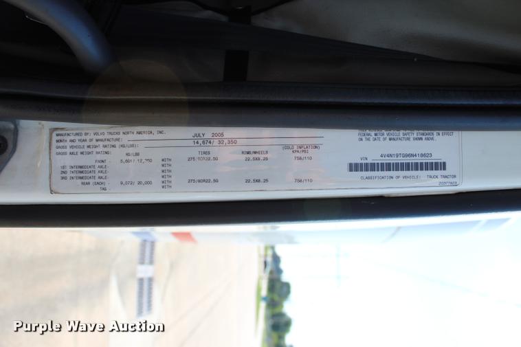 image for item L4450 2006 Volvo VNL semi truck