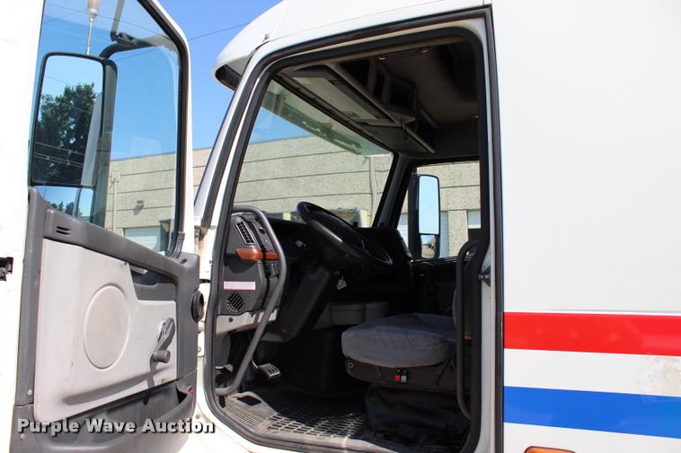 image for item L4450 2006 Volvo VNL semi truck