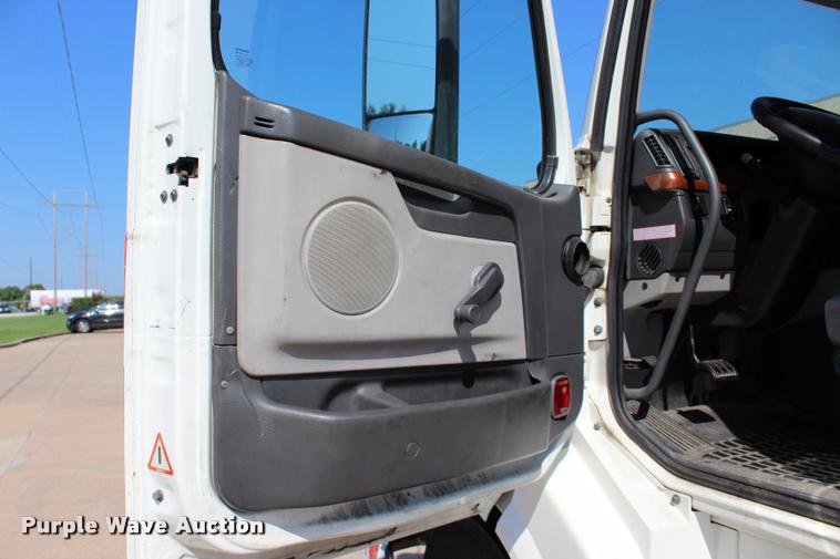 image for item L4450 2006 Volvo VNL semi truck