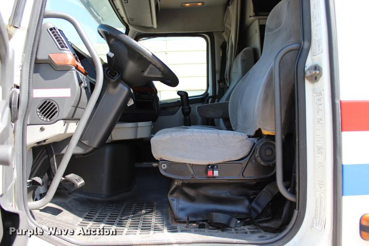 image for item L4450 2006 Volvo VNL semi truck