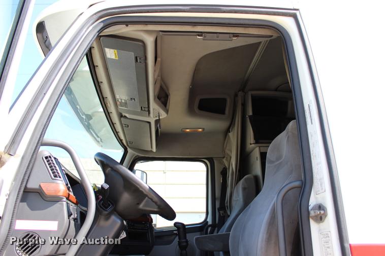 image for item L4450 2006 Volvo VNL semi truck