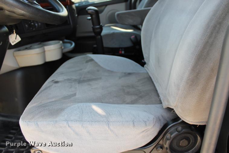 image for item L4450 2006 Volvo VNL semi truck