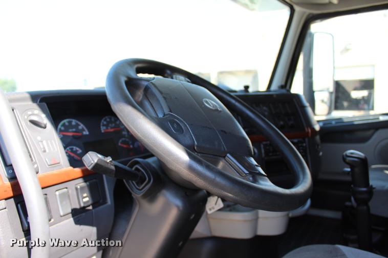 image for item L4450 2006 Volvo VNL semi truck