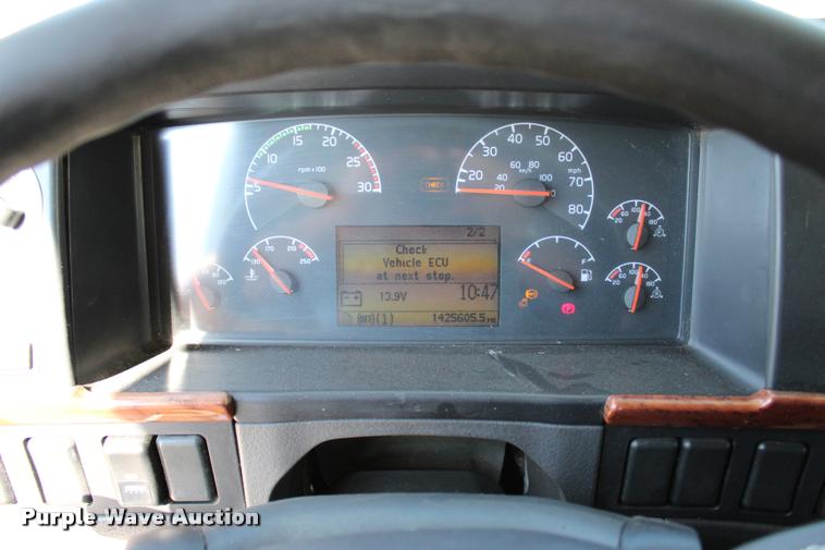 image for item L4450 2006 Volvo VNL semi truck